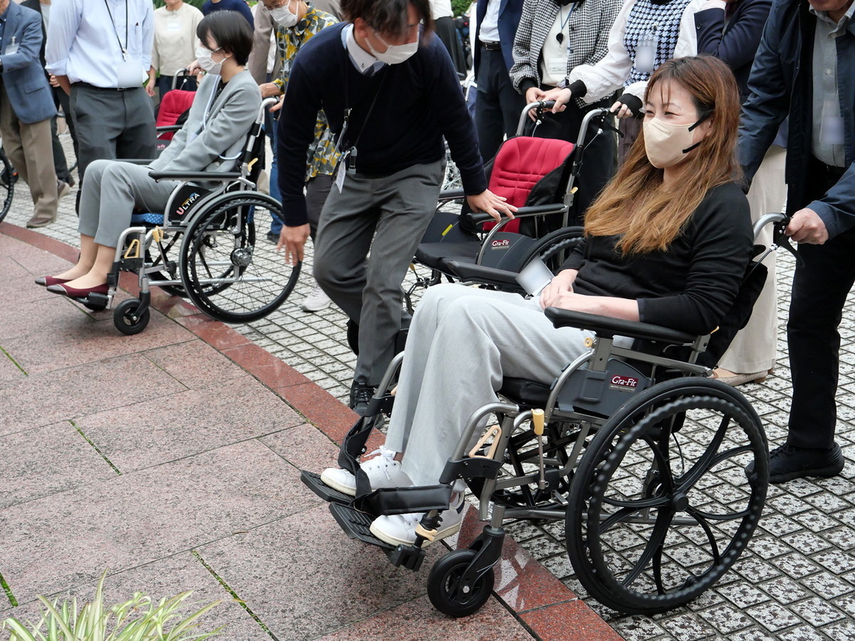 順番に車イスに乗って段差を越えるコツを学びました
