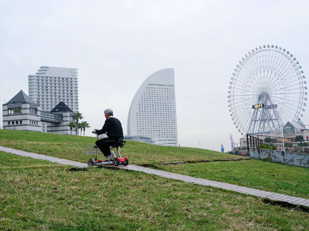 近年、坂道の多い観光地でも導入されているそう。力強く坂道を上っていく様子を披露