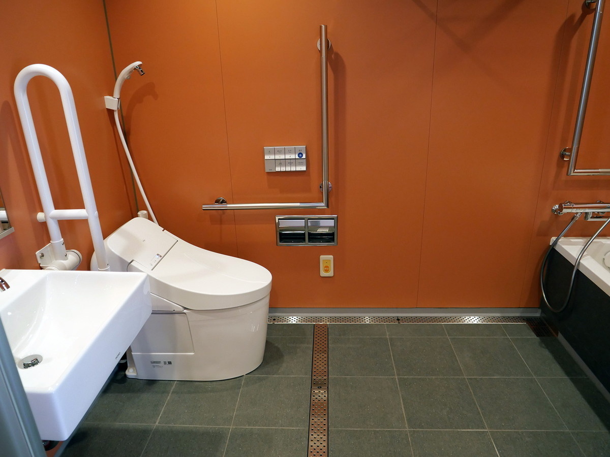 向かって左手がトイレと洗面台、右がバスタブとシャワー