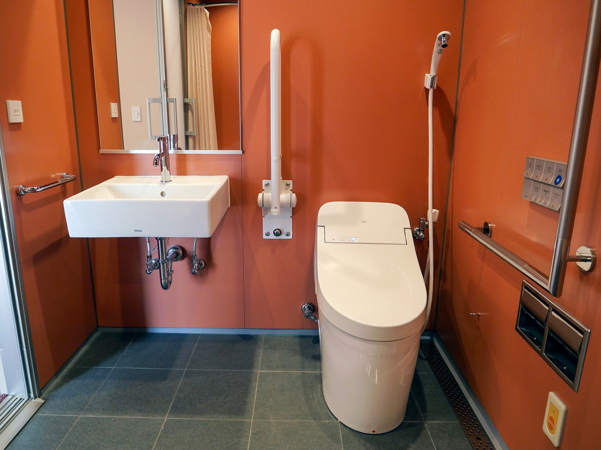 トイレには可動式と固定式の手すりが完備