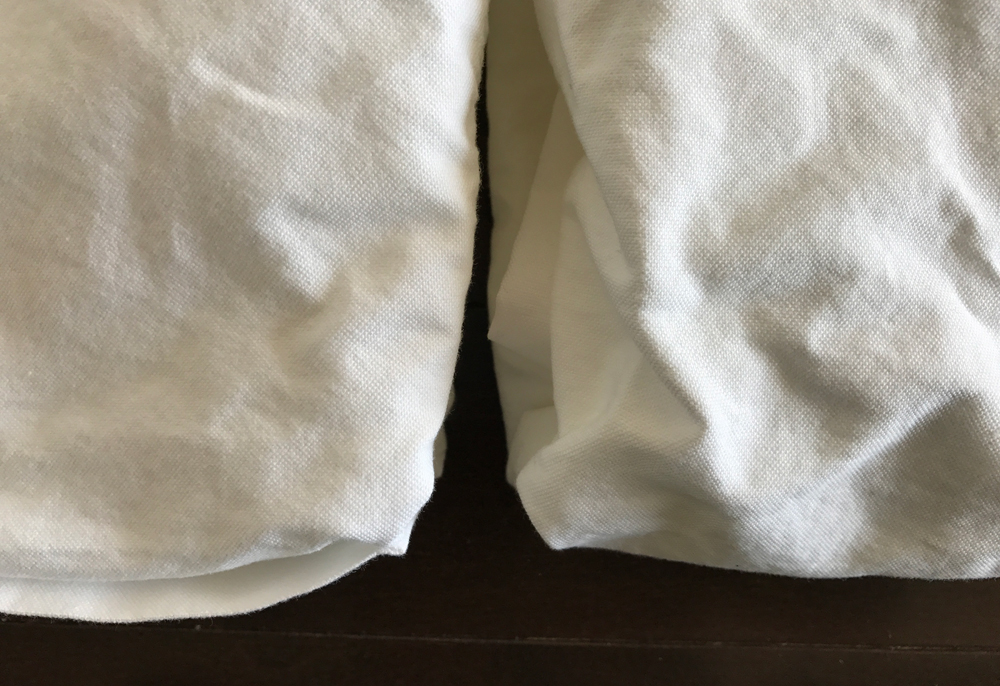 ユニクロと無印良品のオックスフォードボタンダウン白シャツ　生地の比較