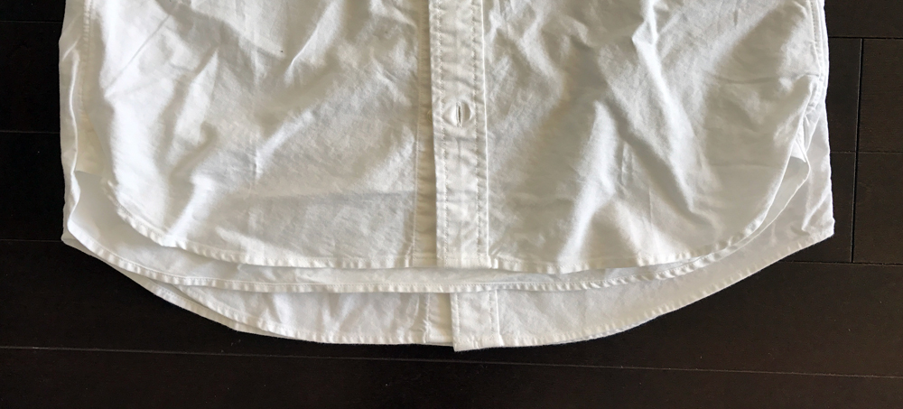 ユニクロと無印良品のオックスフォードボタンダウン白シャツ　スタイルの比較　裾