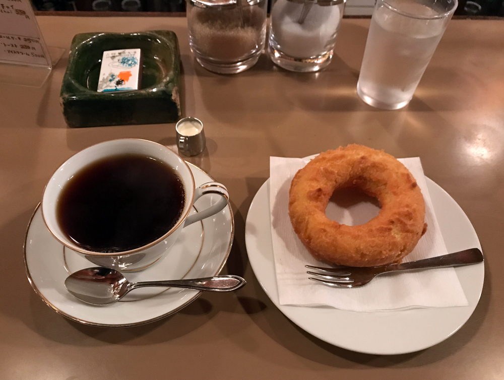 六曜社 地下店 コーヒーとドーナツ