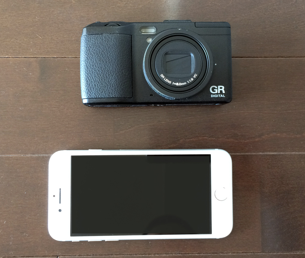 リコーGRとアイフォン7の大きさ比較