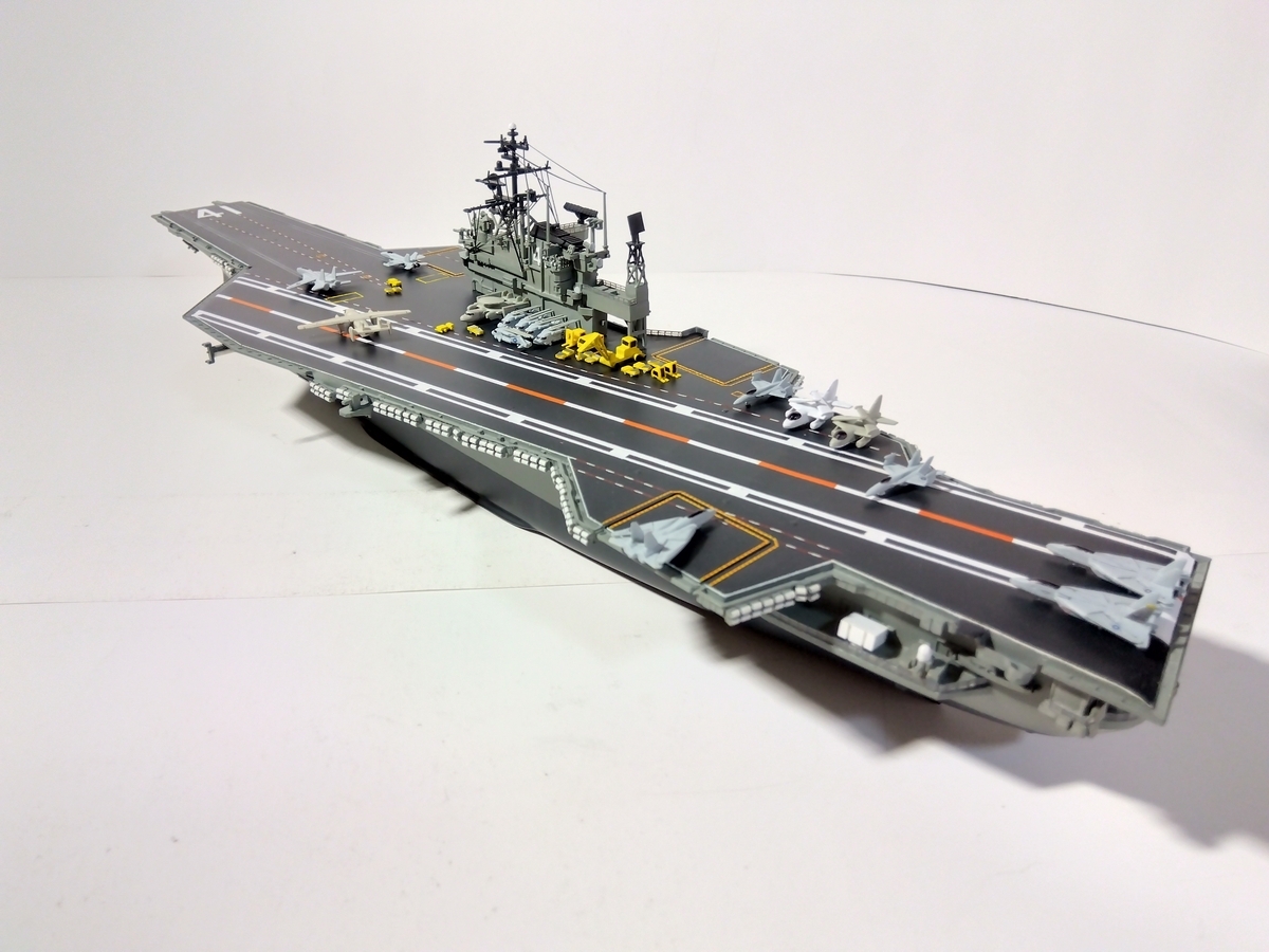 アリイ 1/800 USS CV-41 空母ミッドウェイ　完成品　飾り台付 アリイ 1/800 USS CV-41 空母ミッドウェイ完成品飾り台付