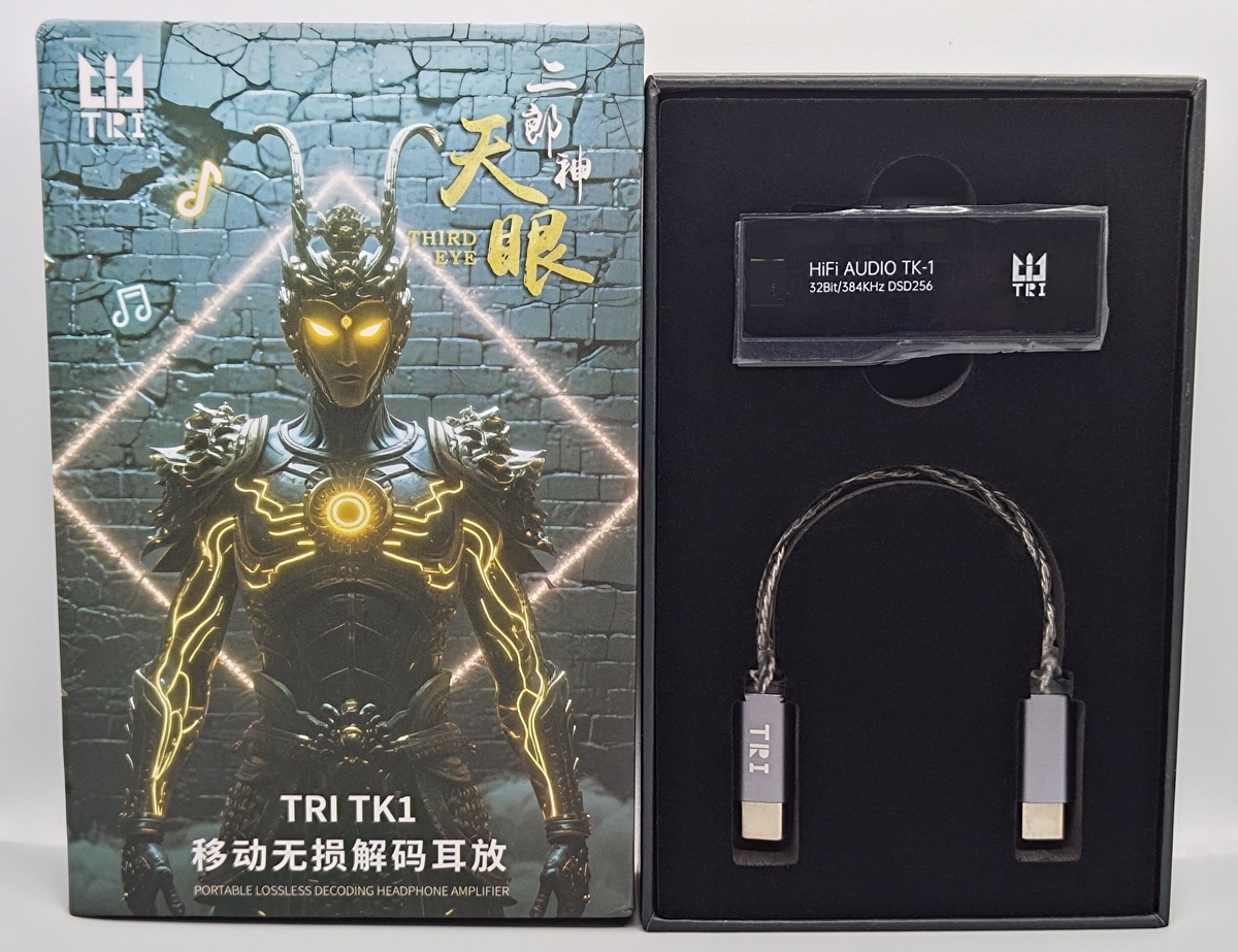 開梱トレーと付属USB-Cケーブル