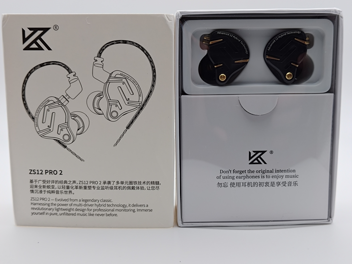 外装を開いたところ：内容物の配置