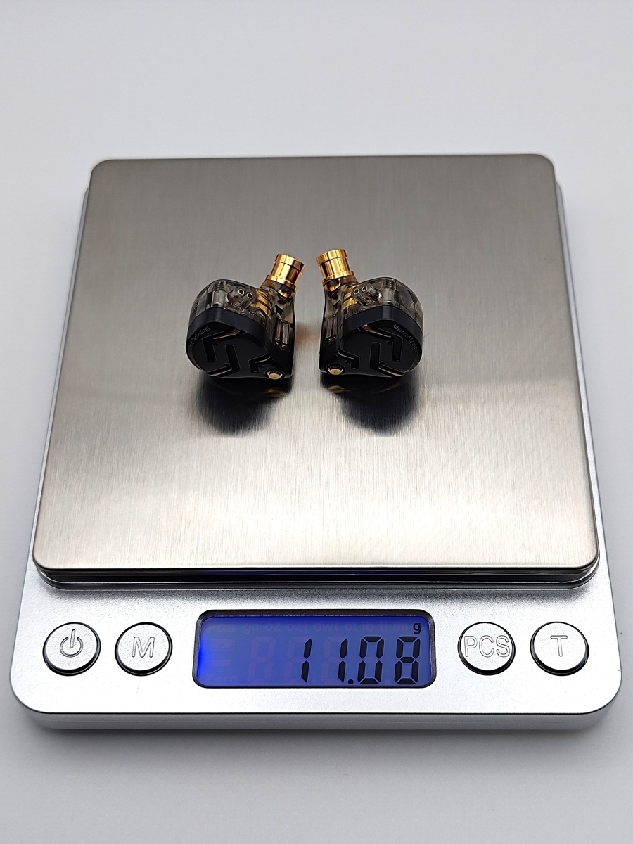 重量実測：左右合計11.08 g（本体・イヤピなし）