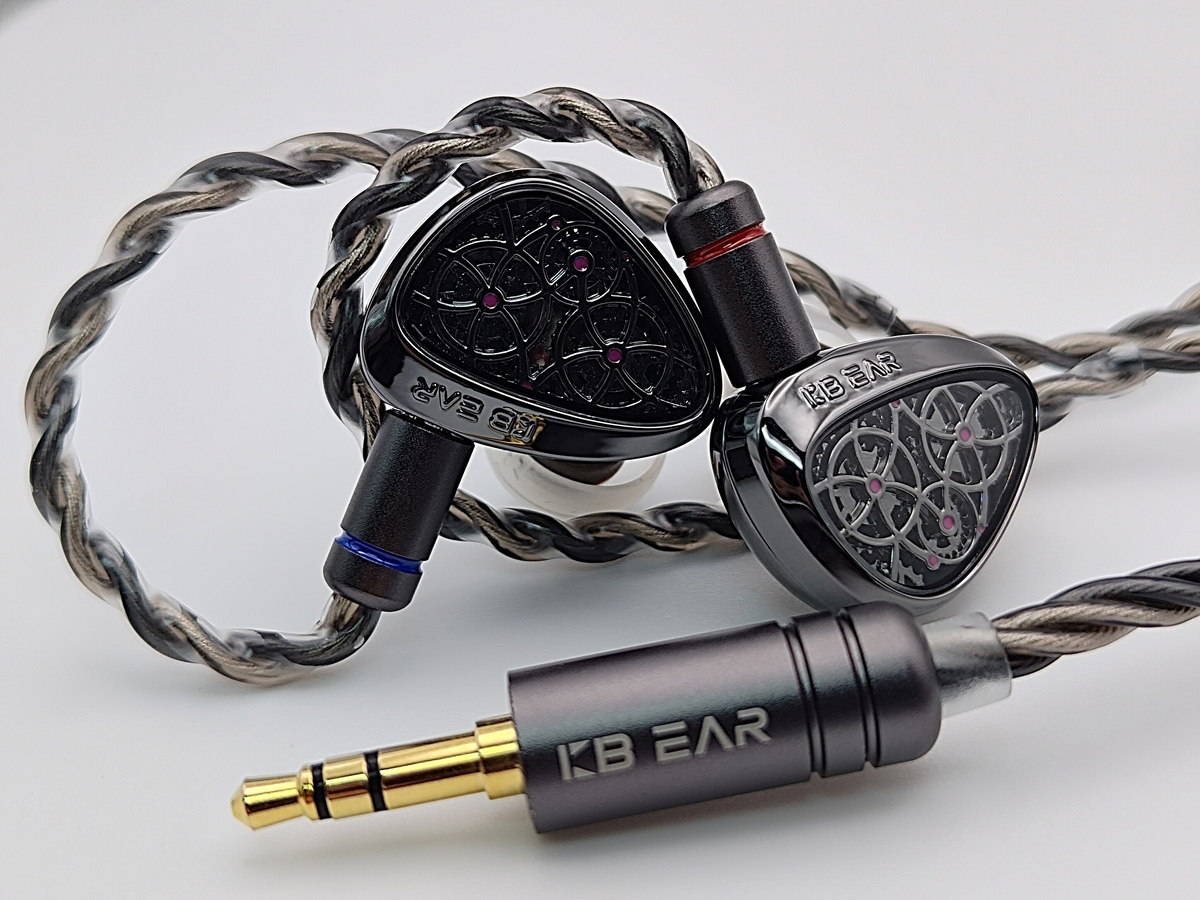 KBEAR Tourbillon-Pro 実機のヒーローショット（正面）
