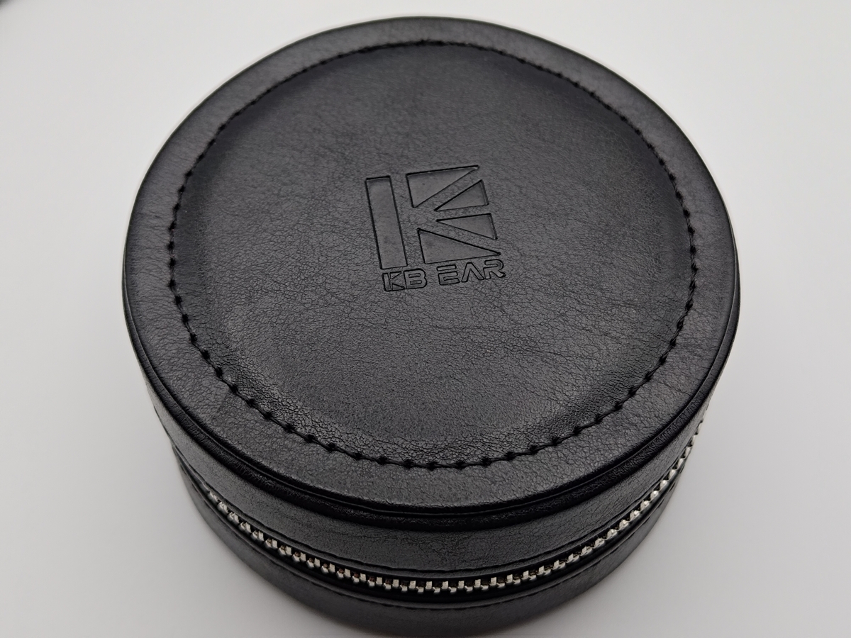 キャリーケース：ロゴ入りラウンド型