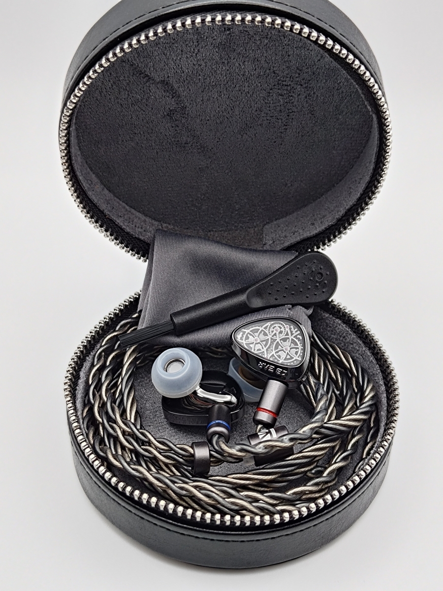 ケース収納例：本体・ケーブル・小物が収まる容量