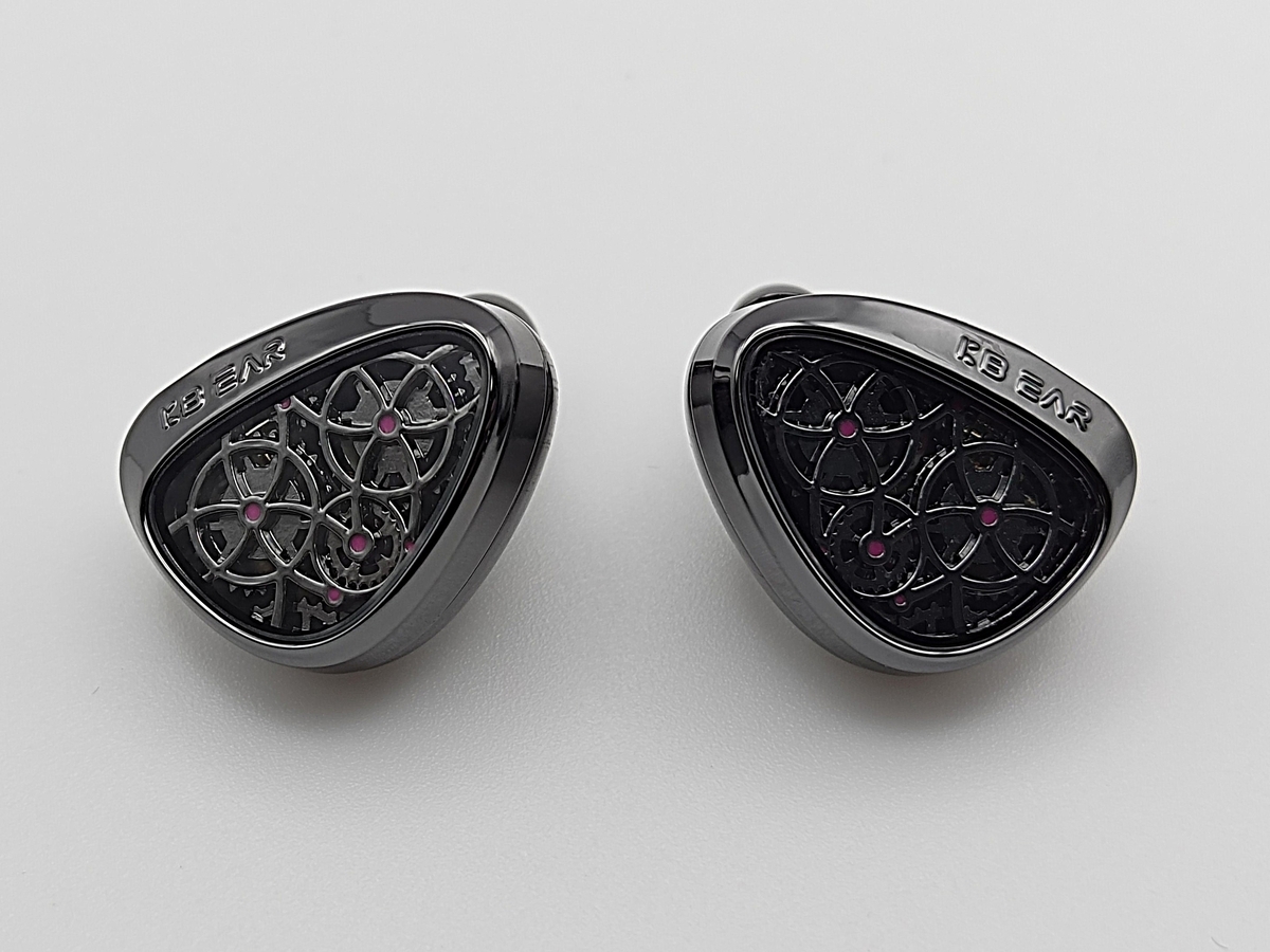 本体フェイス：ギア意匠とルビー風アクセント