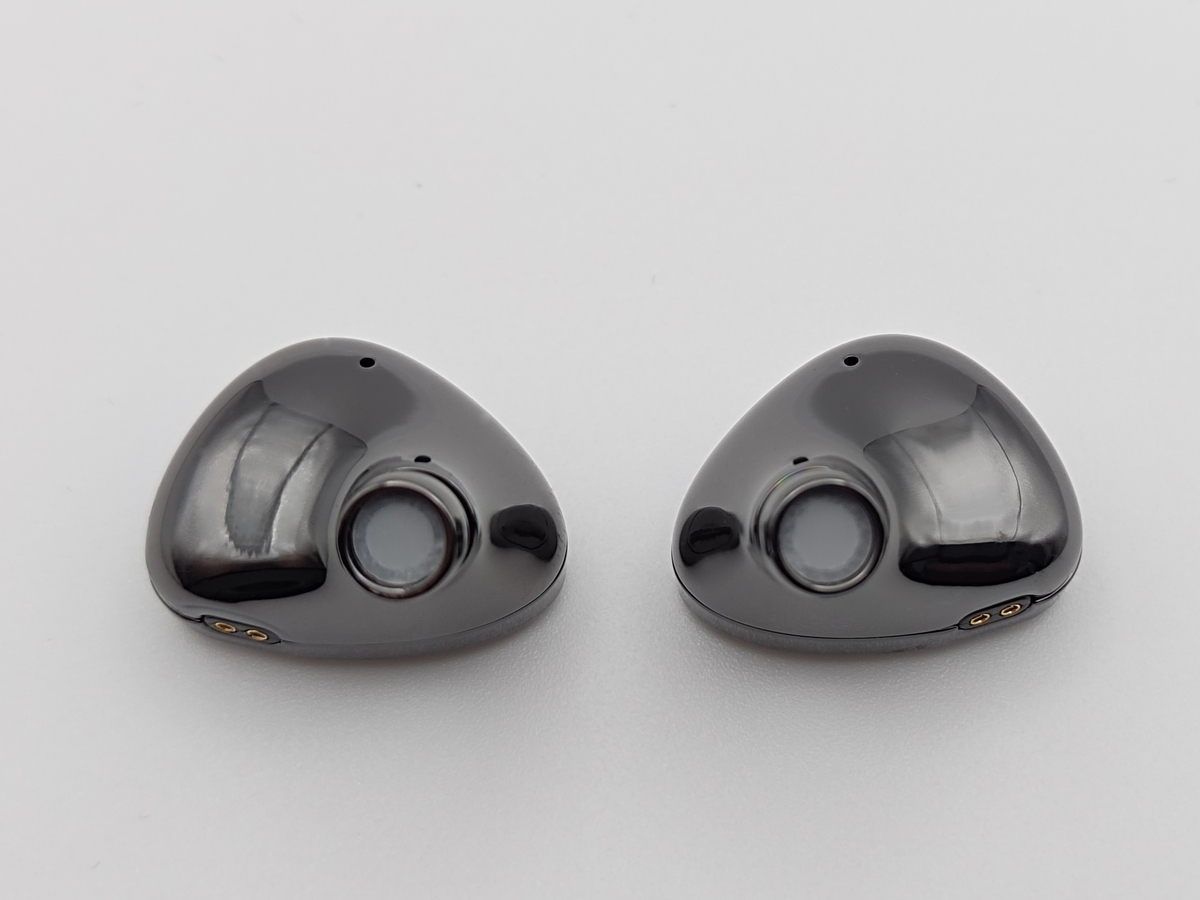 本体背面：光沢仕上げ・ベント配置