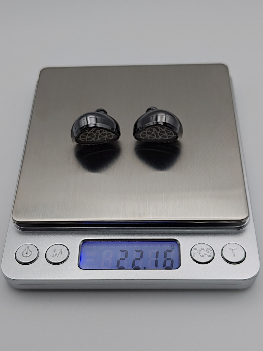 本体左右の重量は22.16 g（イヤーピースなし）