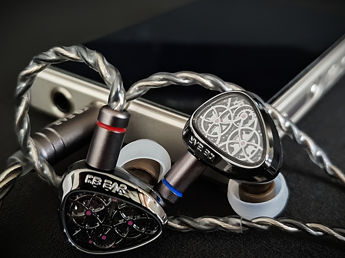 FiiO M21 と KBEAR Tourbillon-Pro の2ショット（再生環境の参考写真）