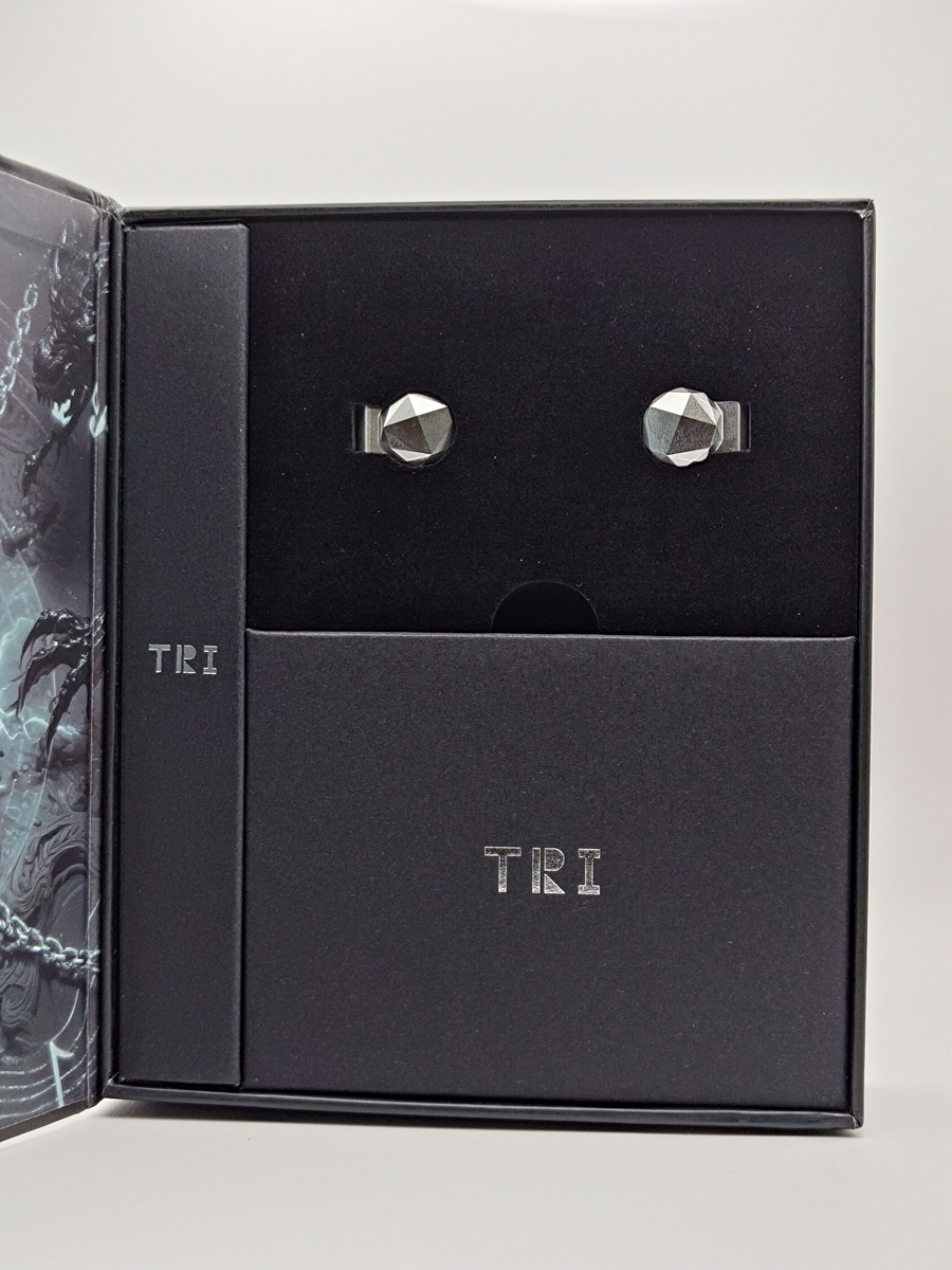 TRI KongTong I2 開梱状態（黒トレーに本体固定）