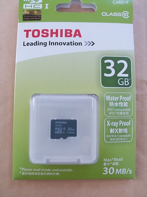  Amazonで買ったTOSHIBA microSDHCカード 32GB Class10 (最大転送速度30MB/s) (海外パッケージ) SD-C032GR7AR30
