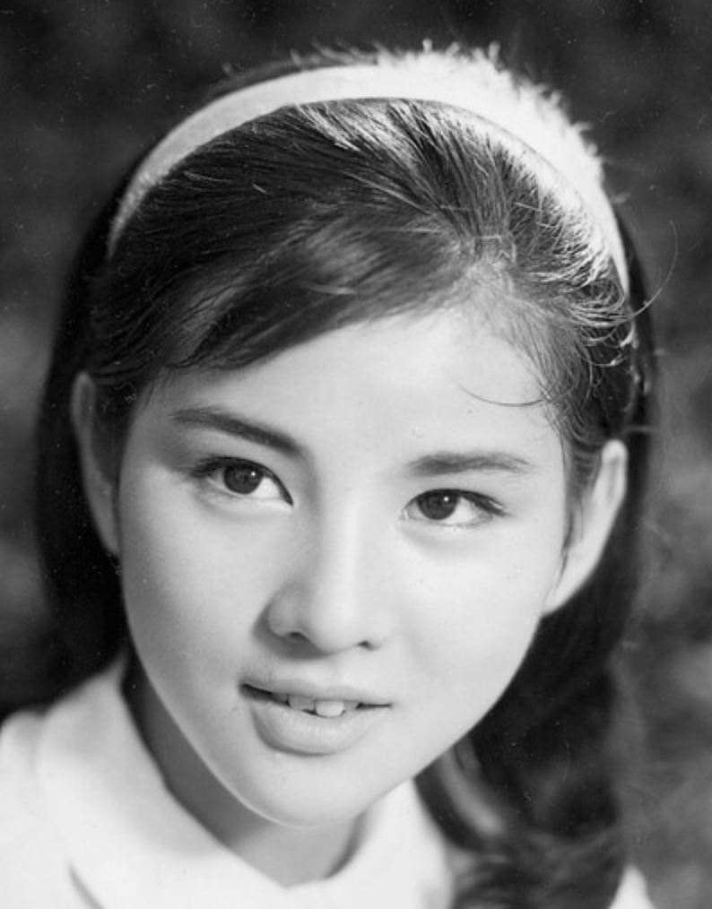 吉永小百合切り抜き集。1965年から1971年頃。【50枚程、折れ、破れ有り】 吉永小百合切り抜き集。1965年から1971年頃。【50枚程、折れ