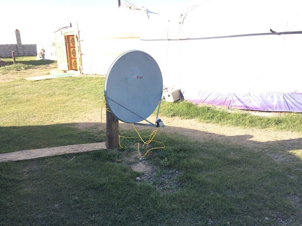 モンゴル、カラコルムのゲストハウスに設置された衛星アンテナ