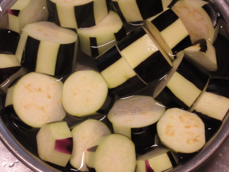 茄子を水につけた写真