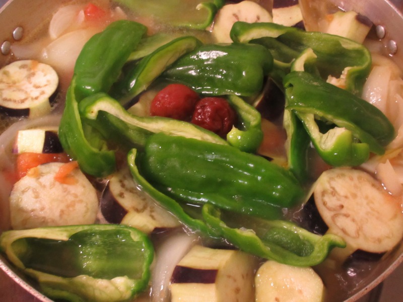 野菜と肉を煮込む写真2