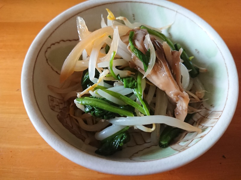 きのこのマリネと小松菜のゆでたものともやしのマリネの和え物の写真