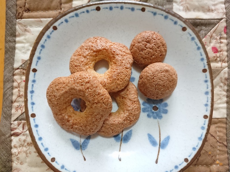 蕎麦ぼうろの花とつぼみの写真