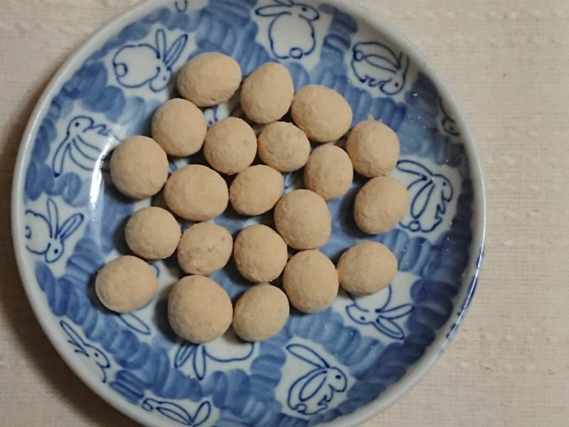 きなこ大豆のお菓子をお皿に並べる