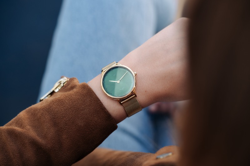 腕時計時計を見る仕草