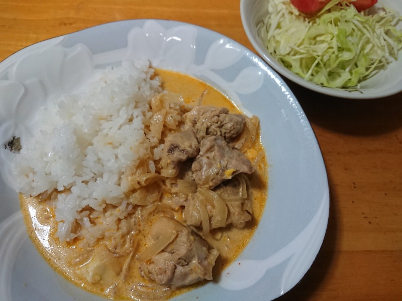 白いチキンカレーとサラダ