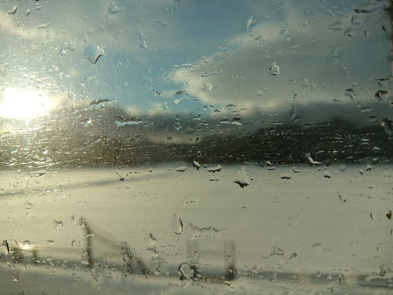 窓に水しぶき