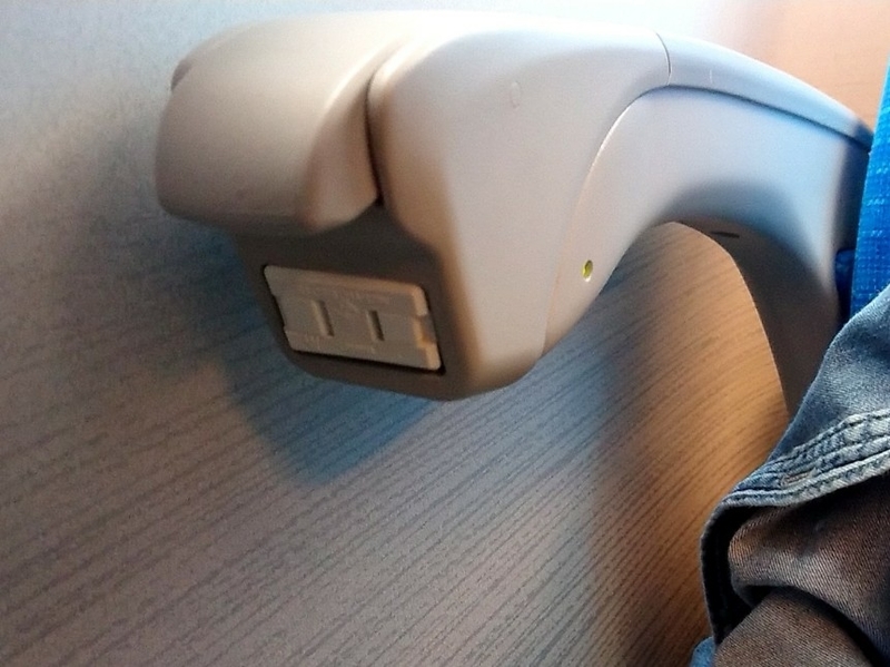 ひじ置きの下のコンセント