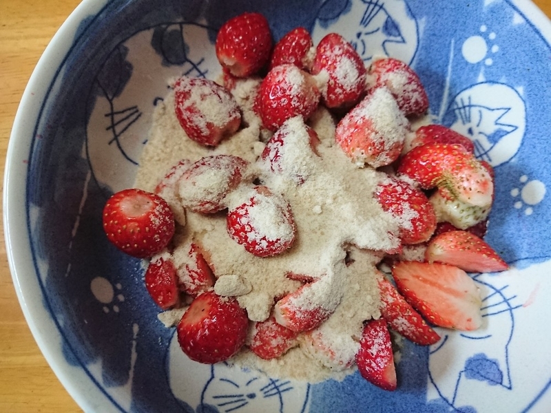いちごに砂糖をまぶす