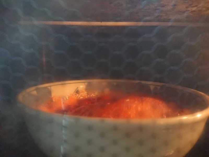 いちごをレンジに入れて