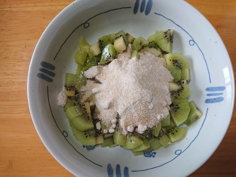 キウイに砂糖をかける