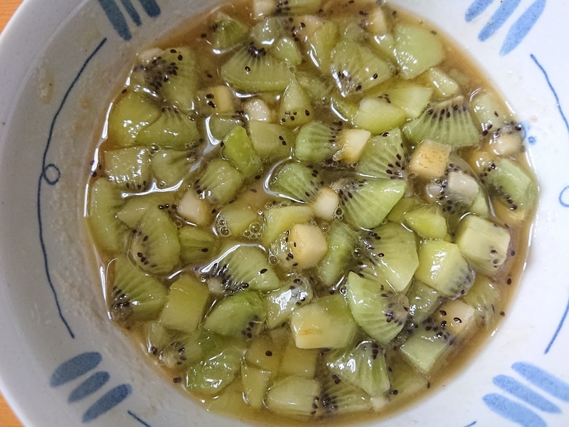 5分置いたキウイにレモンを入れる