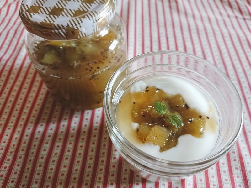 ヨーグルトにかけたキウイジャム