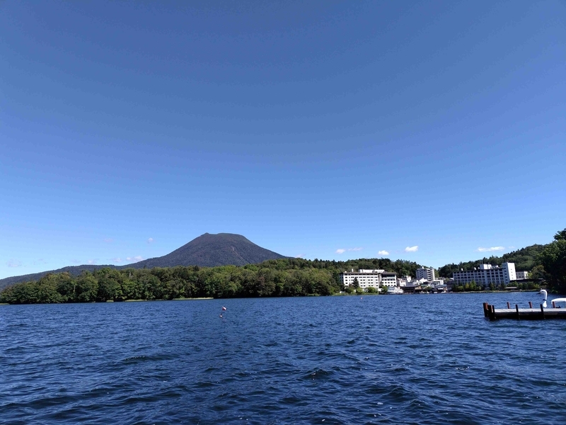 阿寒湖から雄阿寒岳を望む