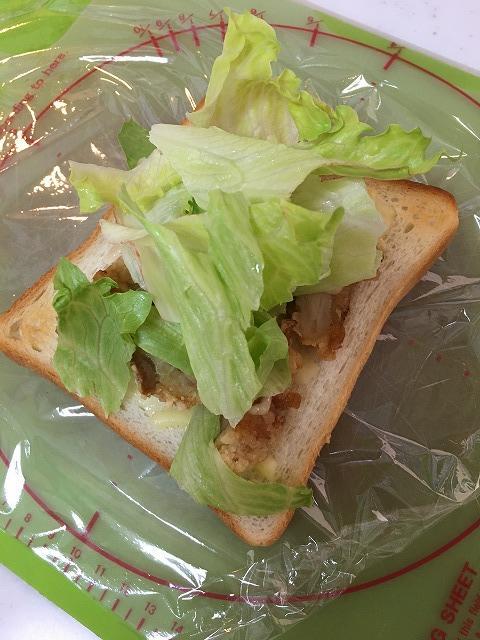 余った唐揚げでホットサンドイッチ2