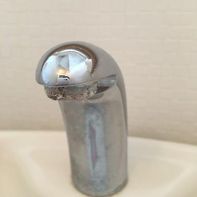 トイレタンクのカルキ汚れ・掃除前の写真