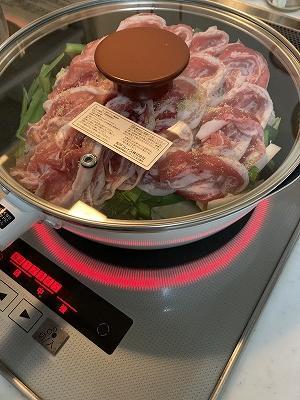 フライパン蒸し料理(豚肉)蒸してる