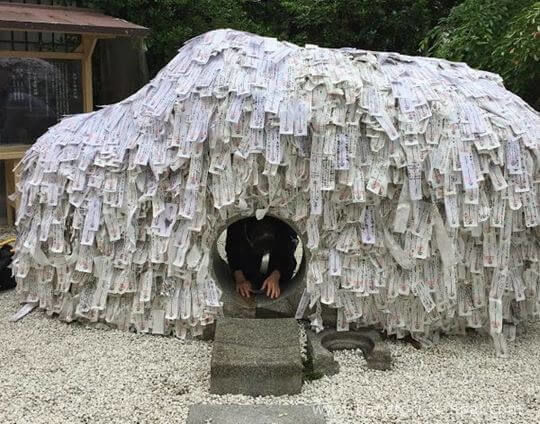 縁切り縁結び碑をくぐる
