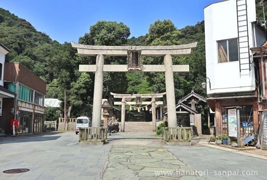 美保神社の鳥居の前