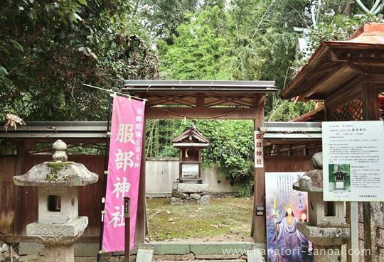 村屋神社境内の服部神社