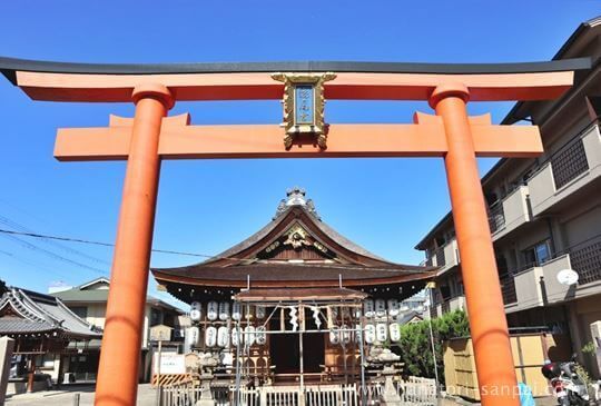 京都の瀧尾神社の正面