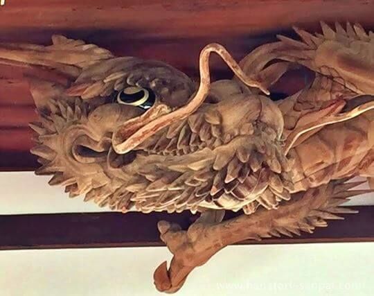 瀧尾神社の拝殿の龍