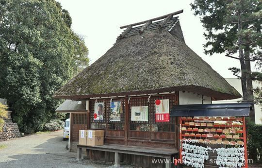 狭山神社にある茅葺屋根の建物