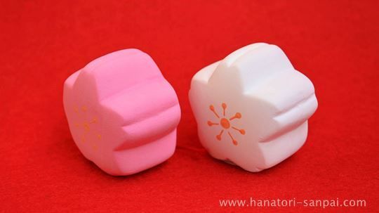 仁和寺の桜おみくじをななめから