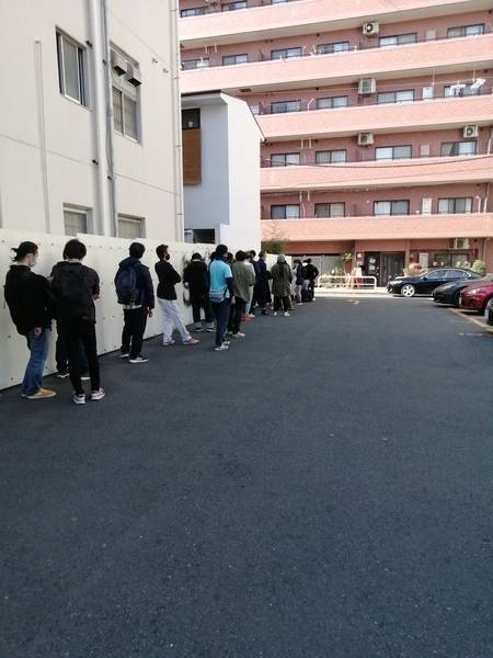 店の横から大行列（笑）