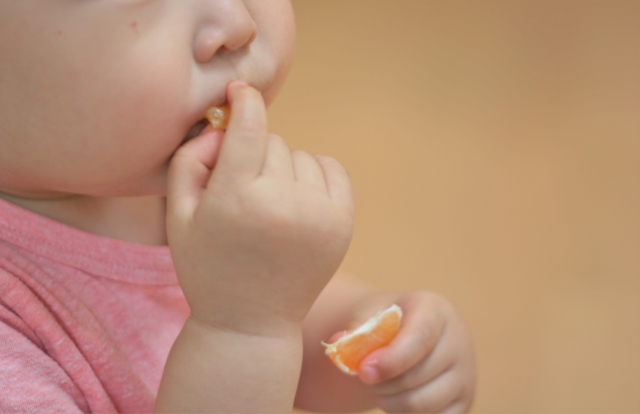 みかんを食べる子ども